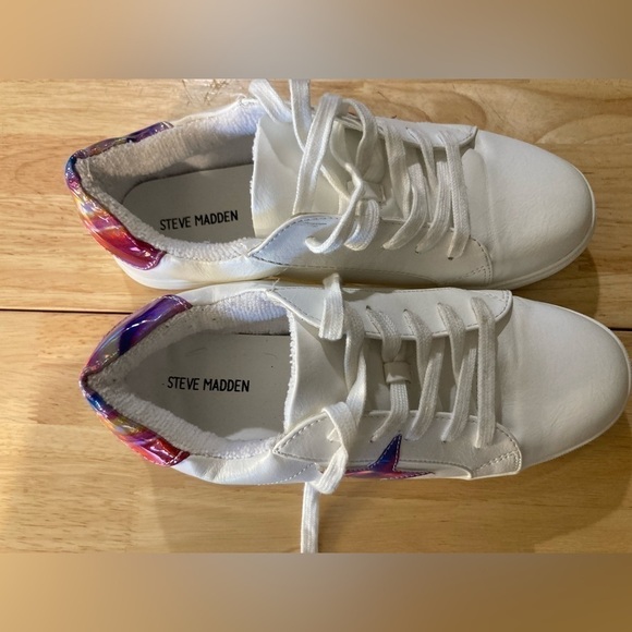 Steve Madden shoes in size 6. Has shiny star & shiny part on back of shoe - Picture 7 of 10
